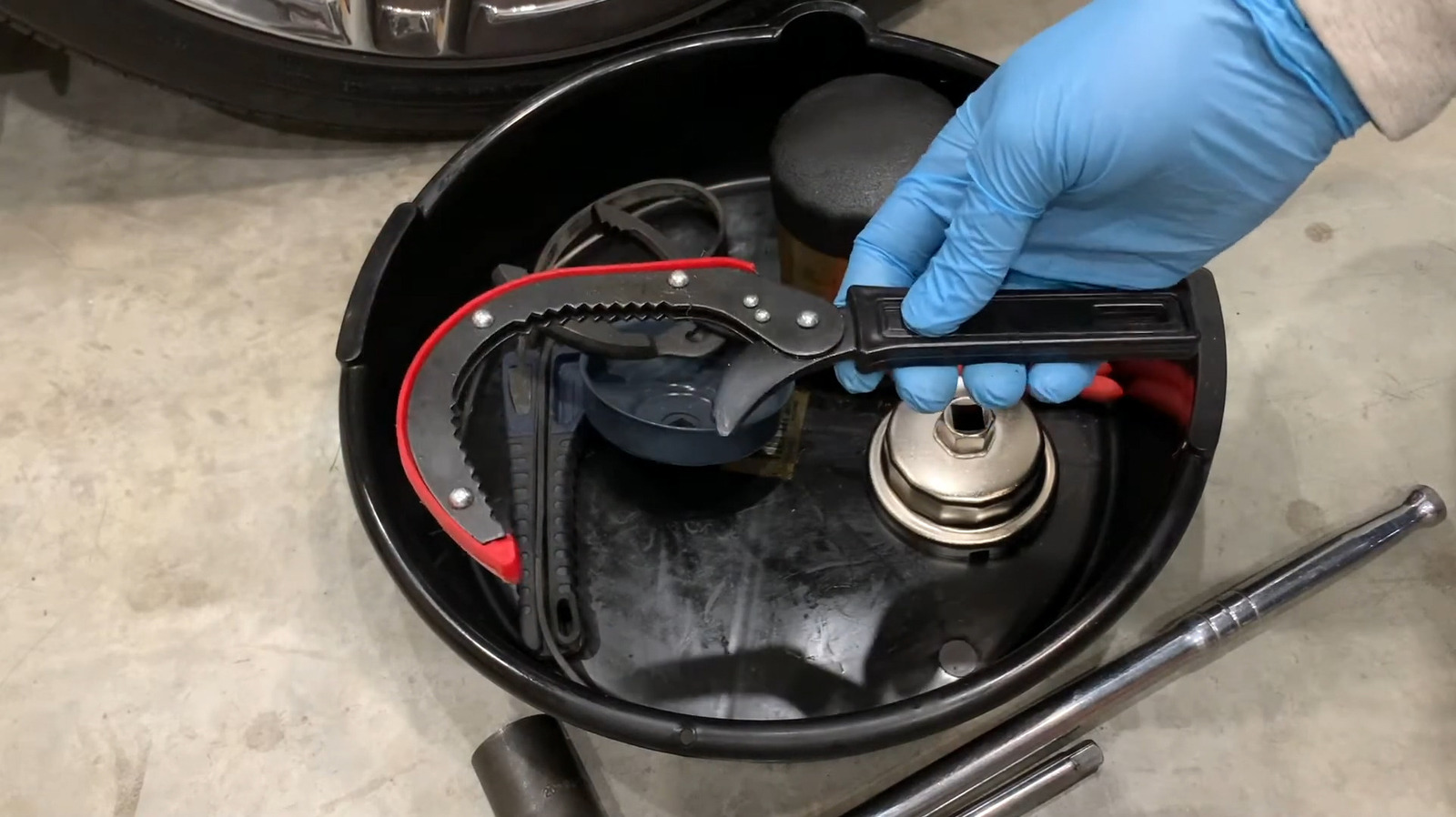 자동차 수리를 단순화하는 데 도움이 되는 5가지 편리한 차고 도구