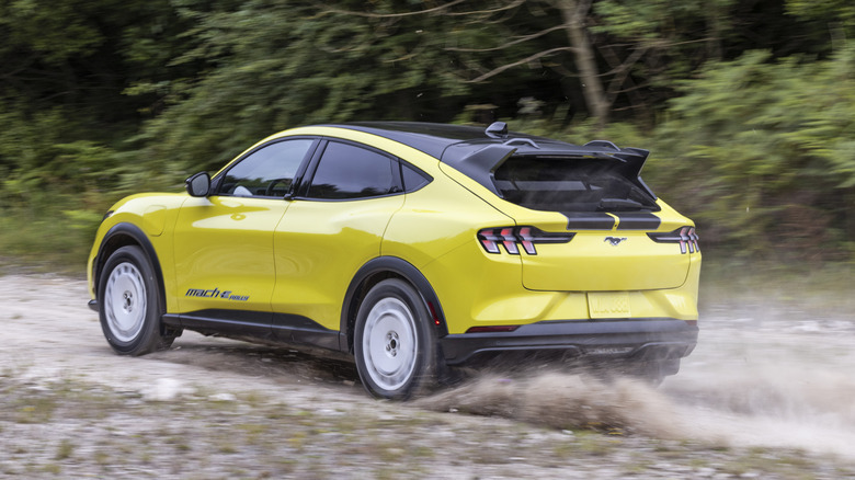 비포장 도로에서의 노란색 포드 머스탱 마하-E 랠리