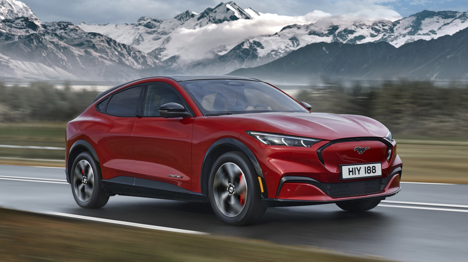 Ford는 갑자기 시그니처 Mach-E 기능에 대해 운전자에게 추가 비용을 청구합니다.