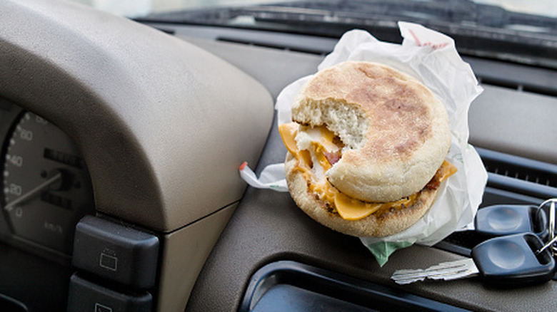 차 안에서 반쯤 먹은 샌드위치