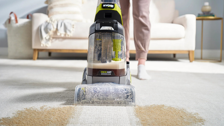작동 중인 Ryobi 러그와 카펫 청소부의 전면 모습