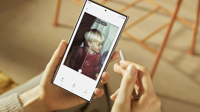 Samsung Galaxy S24 Ultra에서 S Pen으로 사진을 편집하는 사람