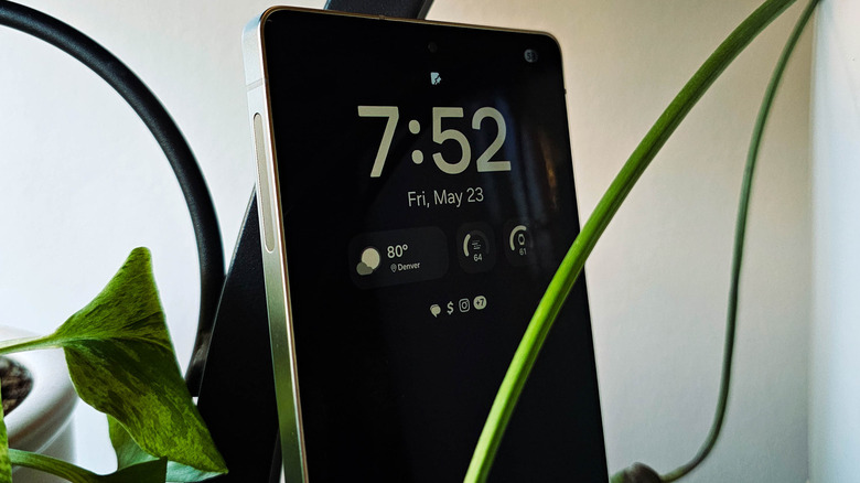 식물과 함께 포즈를 취한 삼성 갤럭시 S25 울트라