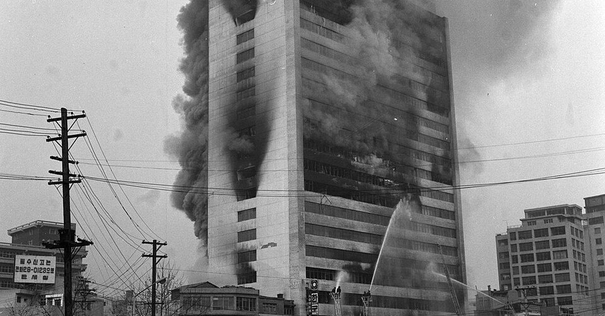 역사 속의 오늘 - 12월 25일: 호텔 계단 문이 항상 닫혀 있는 암울한 이유