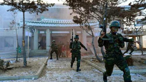 2016년 사진에서 북한군은 청와대 모형을 대상으로 훈련을 진행했다.