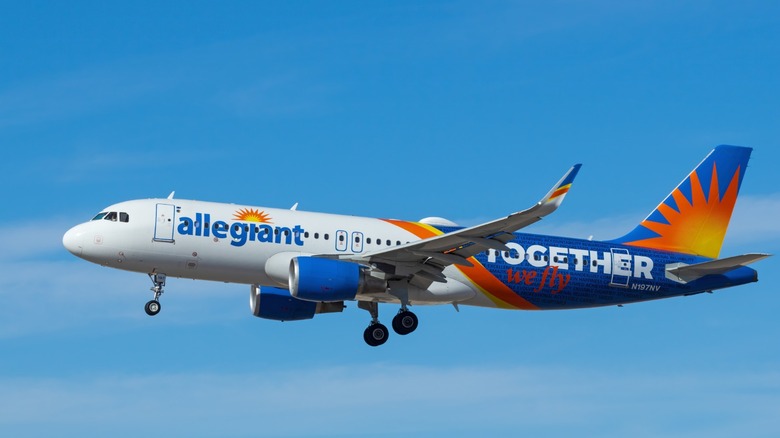 Allegiant Airbus A320이 ​​짧은 결승전에 진출합니다