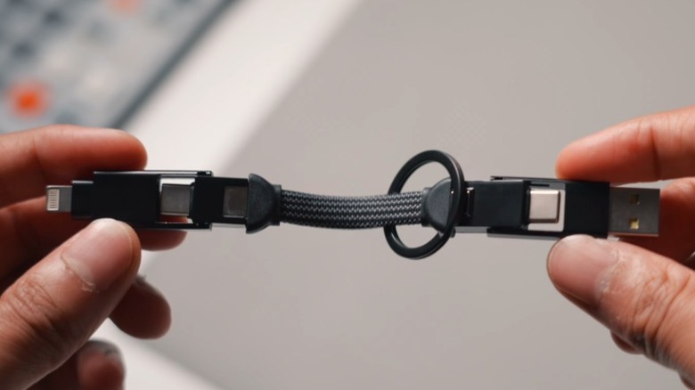 Rolling Square InCharge X 6-in-1 케이블을 쥐고 있는 손