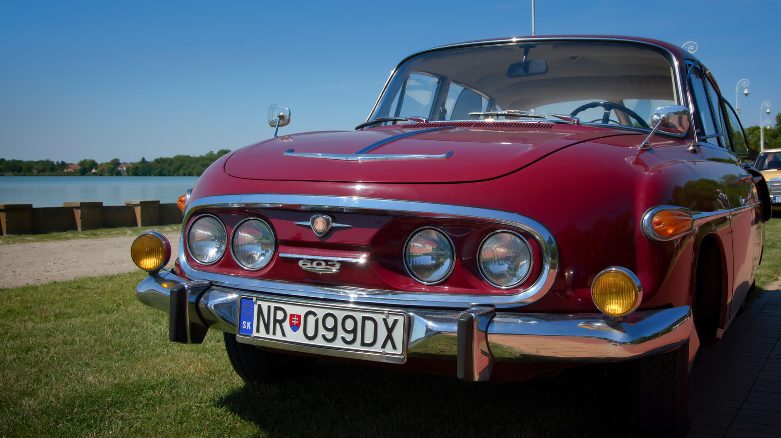 자동차 제조업체가 스페어 타이어를 보관해 온 가장 이상한 장소 5곳