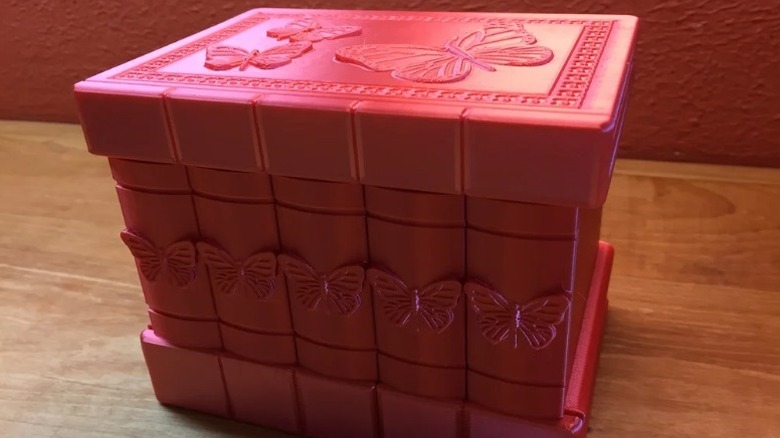 나무 탁상 위의 비밀 나비 상자