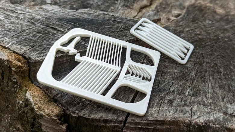 석궁 키트 카드와 그루터기 위의 화살