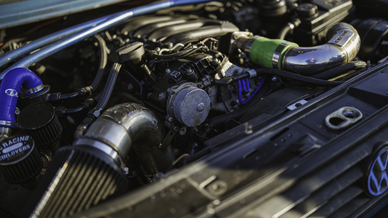 차가운 공기 흡입구를 갖춘 자동차 엔진