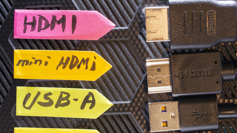 표준 HDMI, 미니 HDMI 및 USB-A 케이블이 모두 함께 제공됩니다.