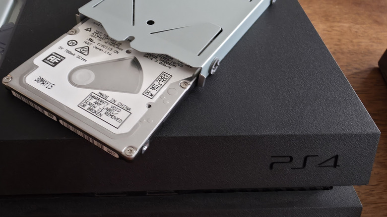 PlayStation 4 콘솔 상단에 있는 HDD 하드 드라이브