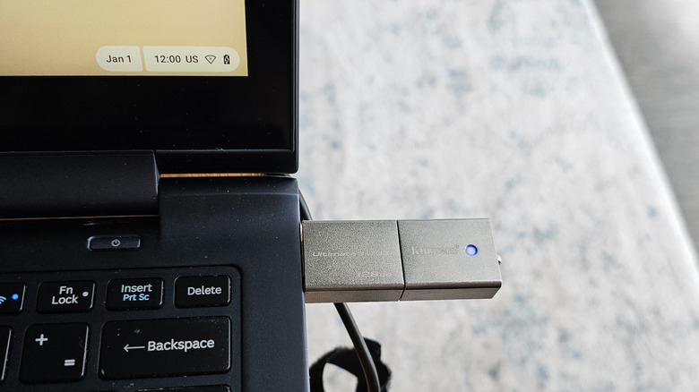 노트북에 연결된 라이브 USB 플래시 드라이브에서 Chrome OS Flex 실행