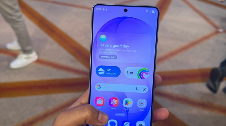 Samsung Galaxy S26 Ultra를 들고 있는 사람