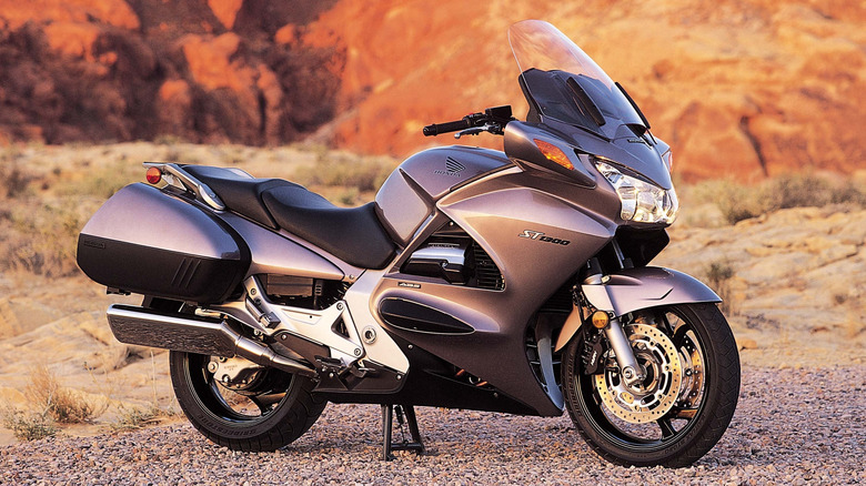 사막의 Honda ST1300, 주차되어 킥스탠드에 휴식을 취하고 있음