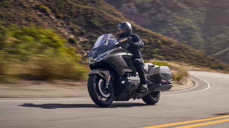 도로 위의 혼다 골드 윙