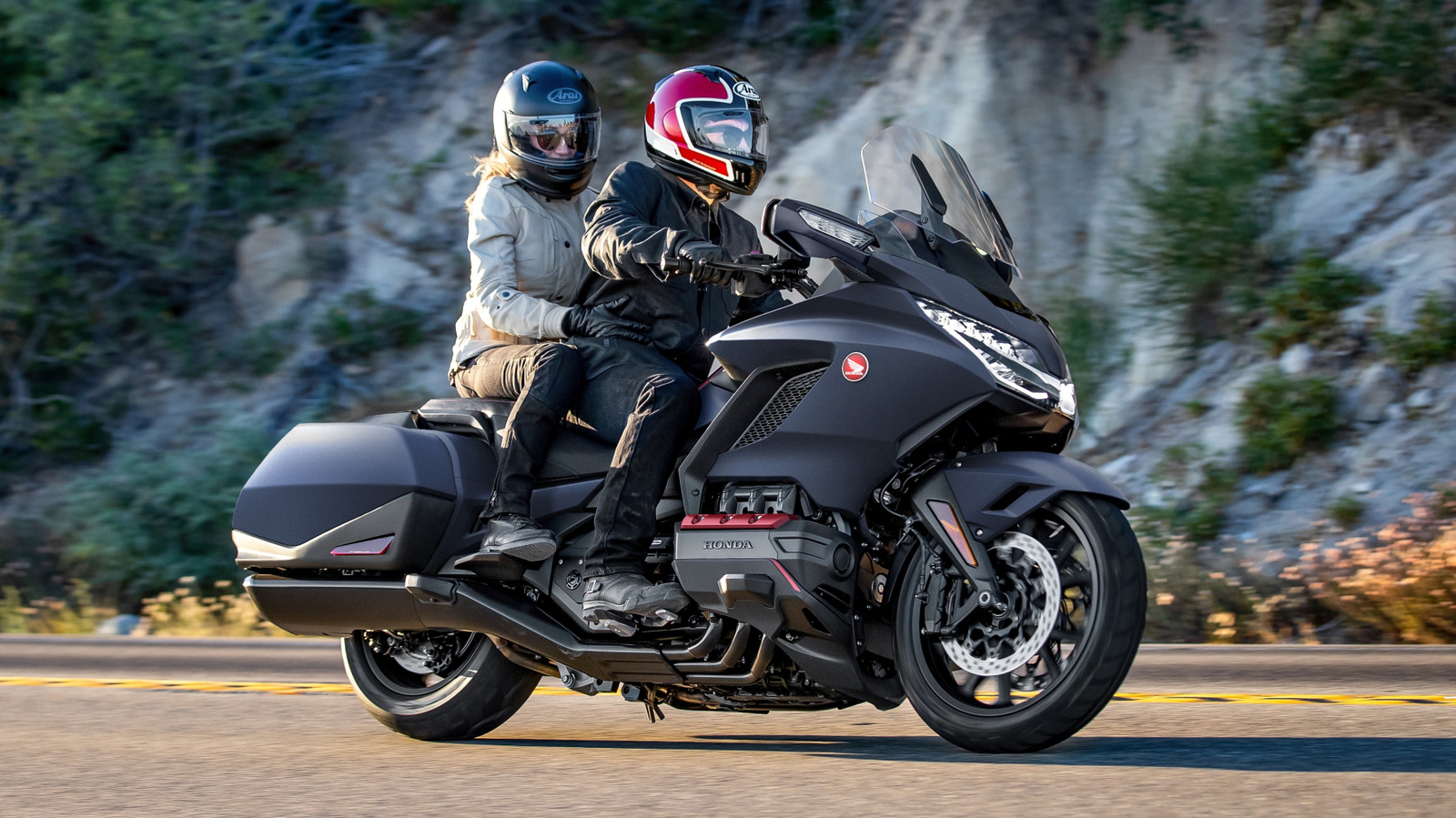 영원히 지속될 것 같은 5대의 혼다 오토바이