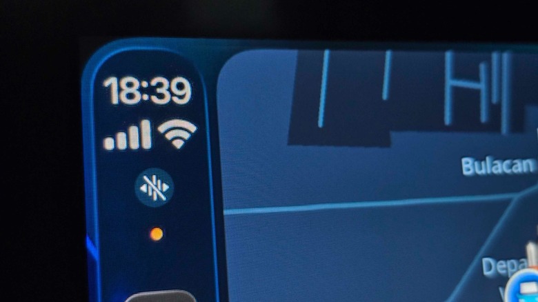 음성 제어가 듣고 있지 않음을 표시하는 Apple CarPlay