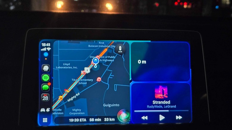 Apple CarPlay에서 음성 명령을 통해 Siri 실행