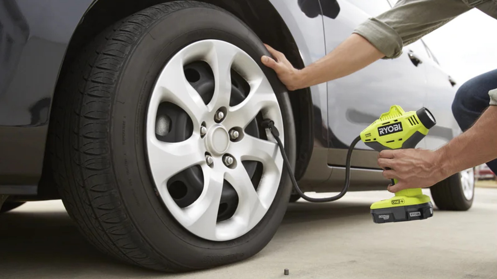 까맣게 탄 Ryobi 공기 압축기는 자동차에 전동 공구를 보관하는 모든 사람에게 경고입니다.