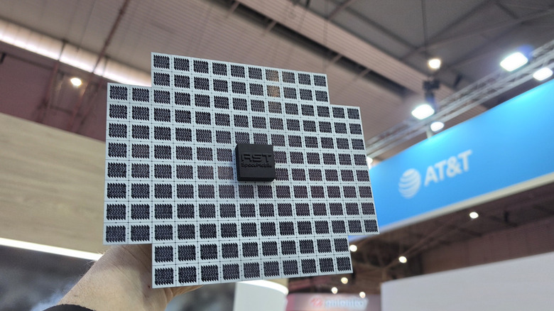 위성 모형을 들고 있는 남자