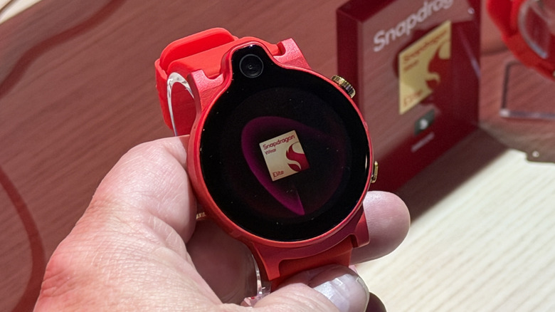 스마트 시계를 들고 있는 남자