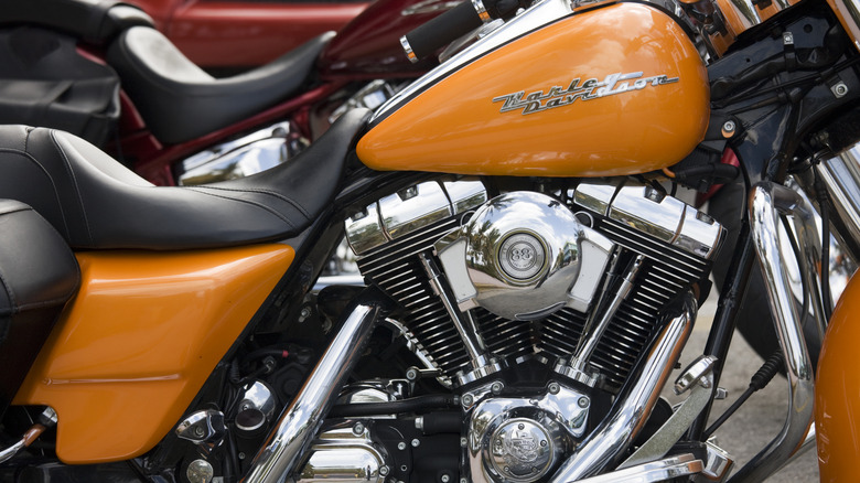 독특한 Twin Cam 88 엔진을 장착한 겨자색의 Harley-Davidson Road King이 실내에 주차되어 있습니다.