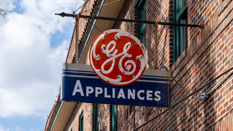 상점 문 위에 걸려 있는 오래된 GE Appliances 간판 사진