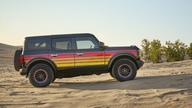 사막에 주차된 2025 포드 브롱코 프리휠링