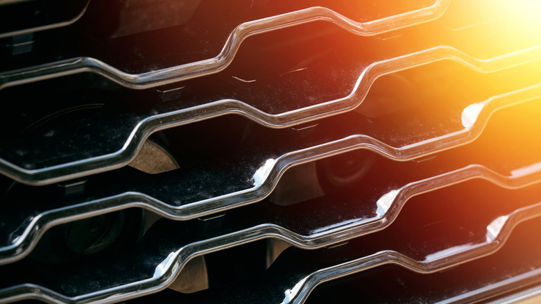 자동차 전면 그릴에 햇빛이 비치는 사진