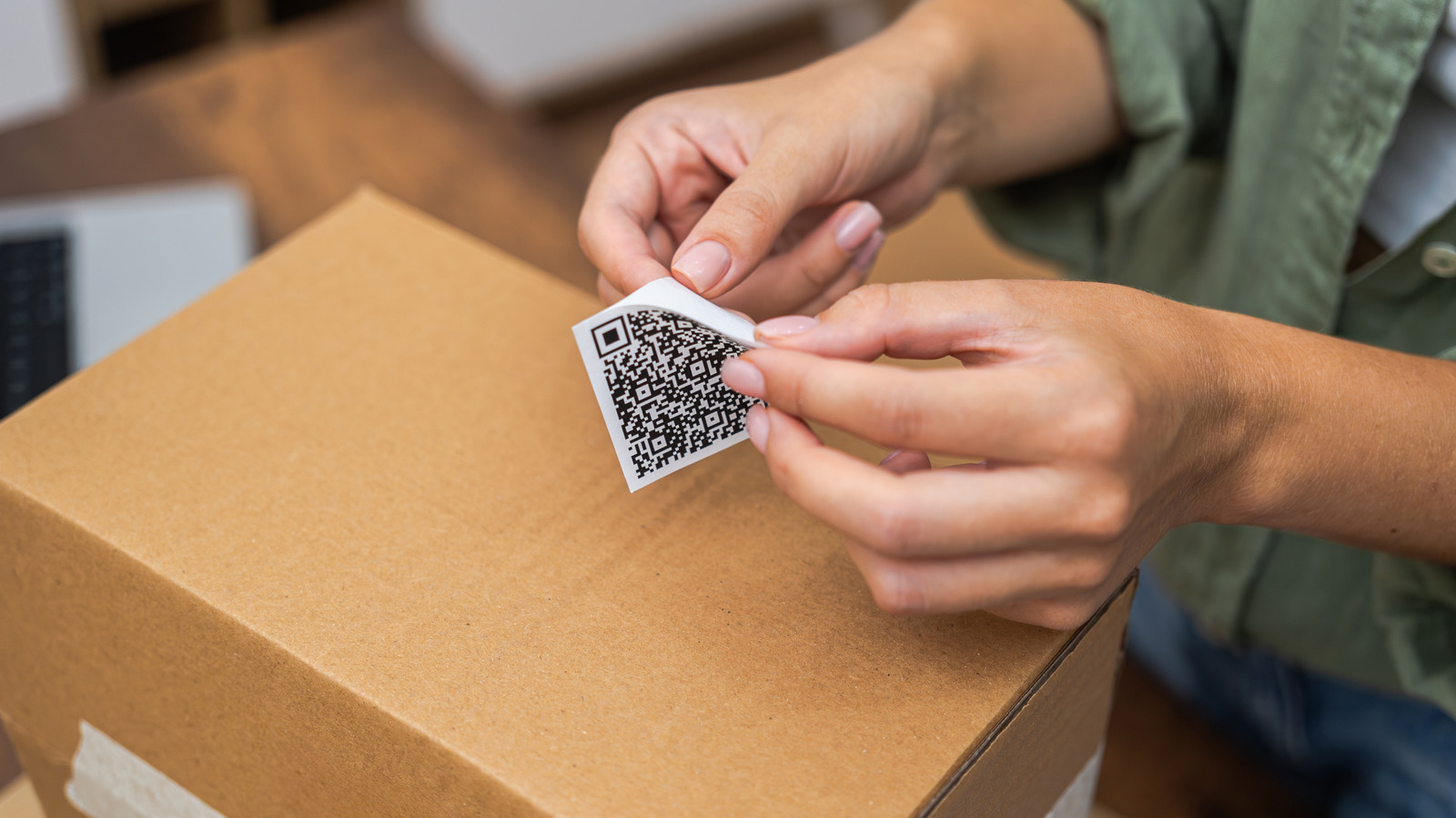 FBI가 문앞에 남겨진 미스터리 패키지의 QR 코드를 스캔하지 말라고 사람들에게 지시하는 이유