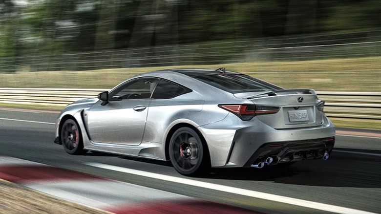 트랙에서 빠르게 달리는 렉서스