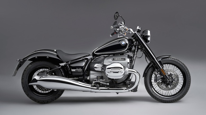 무채색 회색 배경에 글로시한 블랙 마감이 적용된 BMW R 18 First Edition입니다.