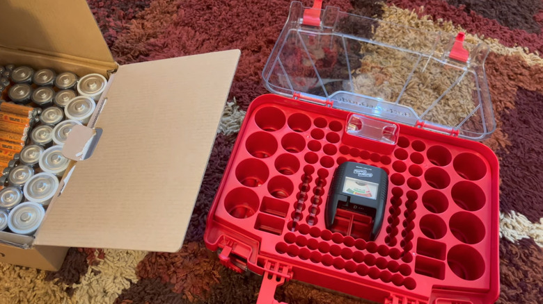 옆에 다양한 배터리 상자가 있는 배터리 버디