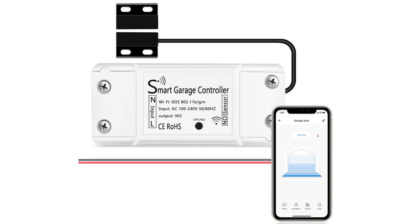 근처에 전화기가 있는 집의 차고.