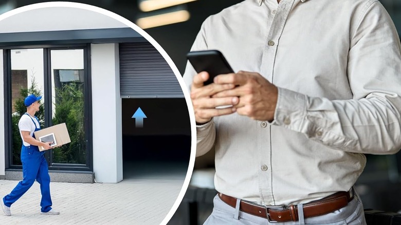 배달원이 문을 여는 차고를 바라보고 있을 때 휴대전화의 버튼을 누르는 사람.