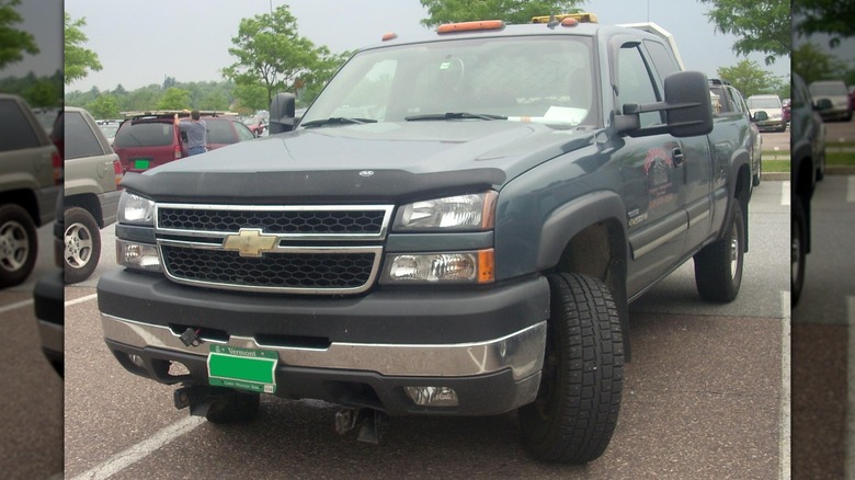 주차 공간에 주차된 2006년형 Chevy Silverado 2500HD 픽업 트럭.