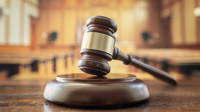 텅 빈 법정에 판사의 망치가 놓여 있습니다.