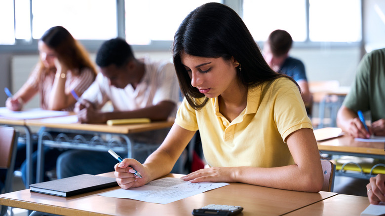 시험지를 작성하는 학생들.