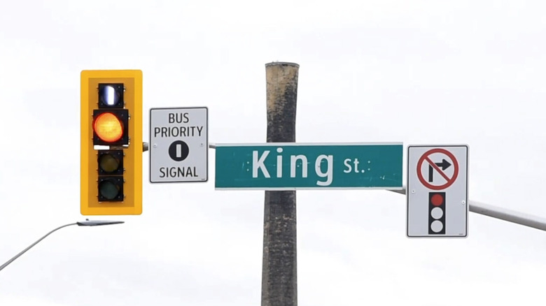 하얀 하늘을 배경으로 버스 우선 신호가 있는 신호등