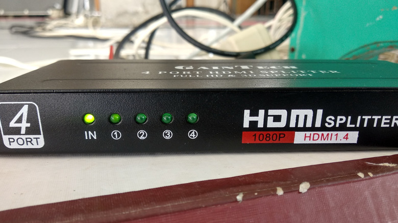 코드가 연결된 HDMI 분배기 장치