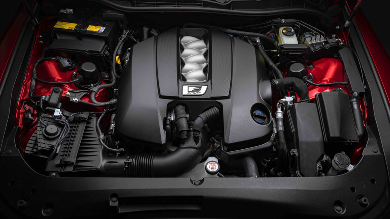 엔진 베이의 Lexus IS 500 V8