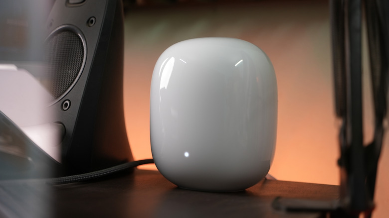 책상 위에 놓여 있는 Google Nest