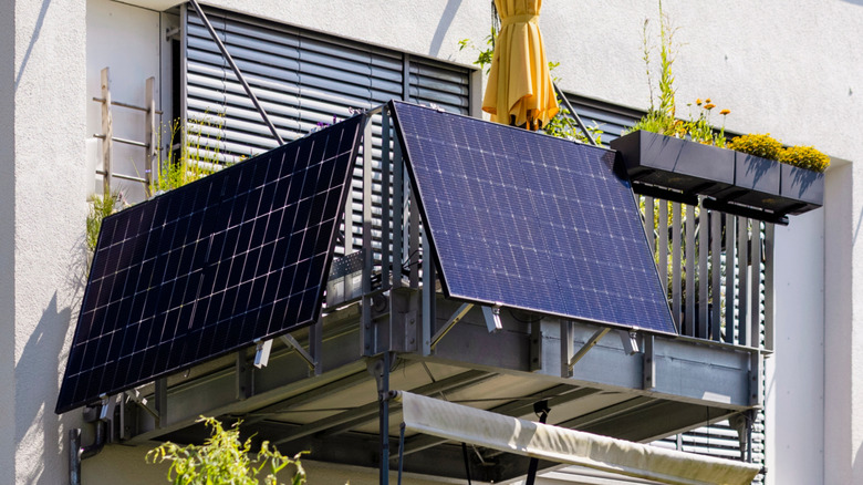 아파트 베란다에 설치된 태양광 패널.