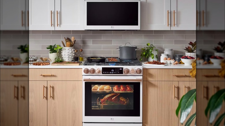 현대적인 주방의 LG 전자레인지와 레인지