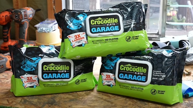 작업장 테이블에 쌓인 악어 천 차고 물티슈 3개 패킷