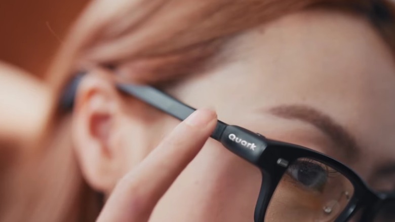 Quark 안경을 쓴 사람의 클로즈업.