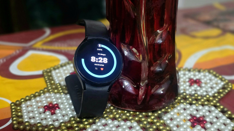 AOD 모드의 디지털 시계가 있는 Samsung Galaxy Watch4