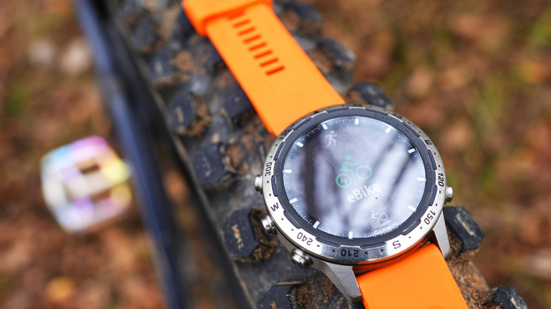 MTB 전자 자전거 탑승을 위한 GPS 시계입니다. 산악자전거 타이어에 장착된 스마트워치